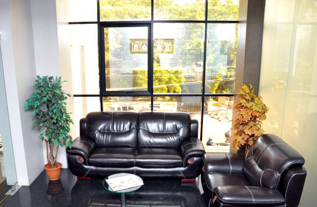 Hotel The Home Tiruppur Bagian luar foto