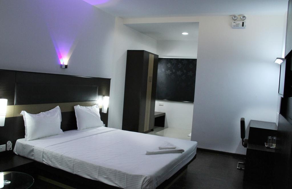 Hotel The Home Tiruppur Bagian luar foto
