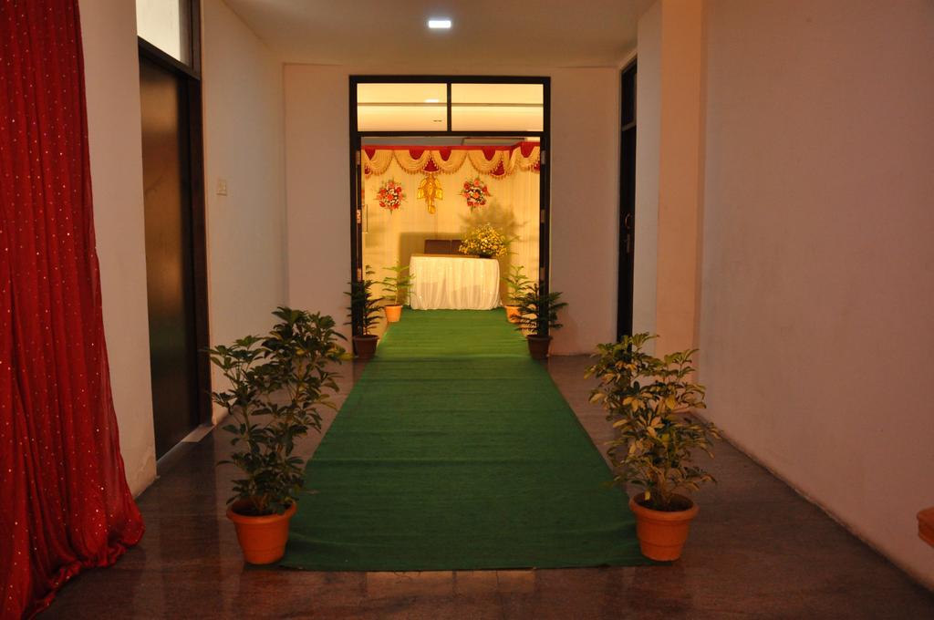 Hotel The Home Tiruppur Bagian luar foto