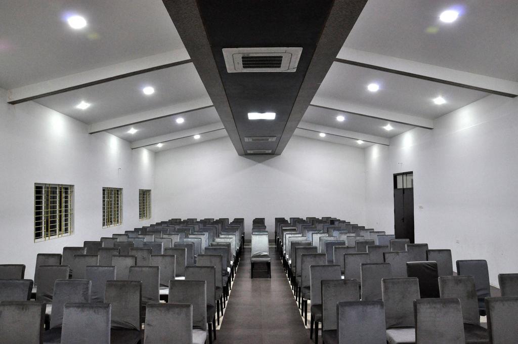 Hotel The Home Tiruppur Bagian luar foto