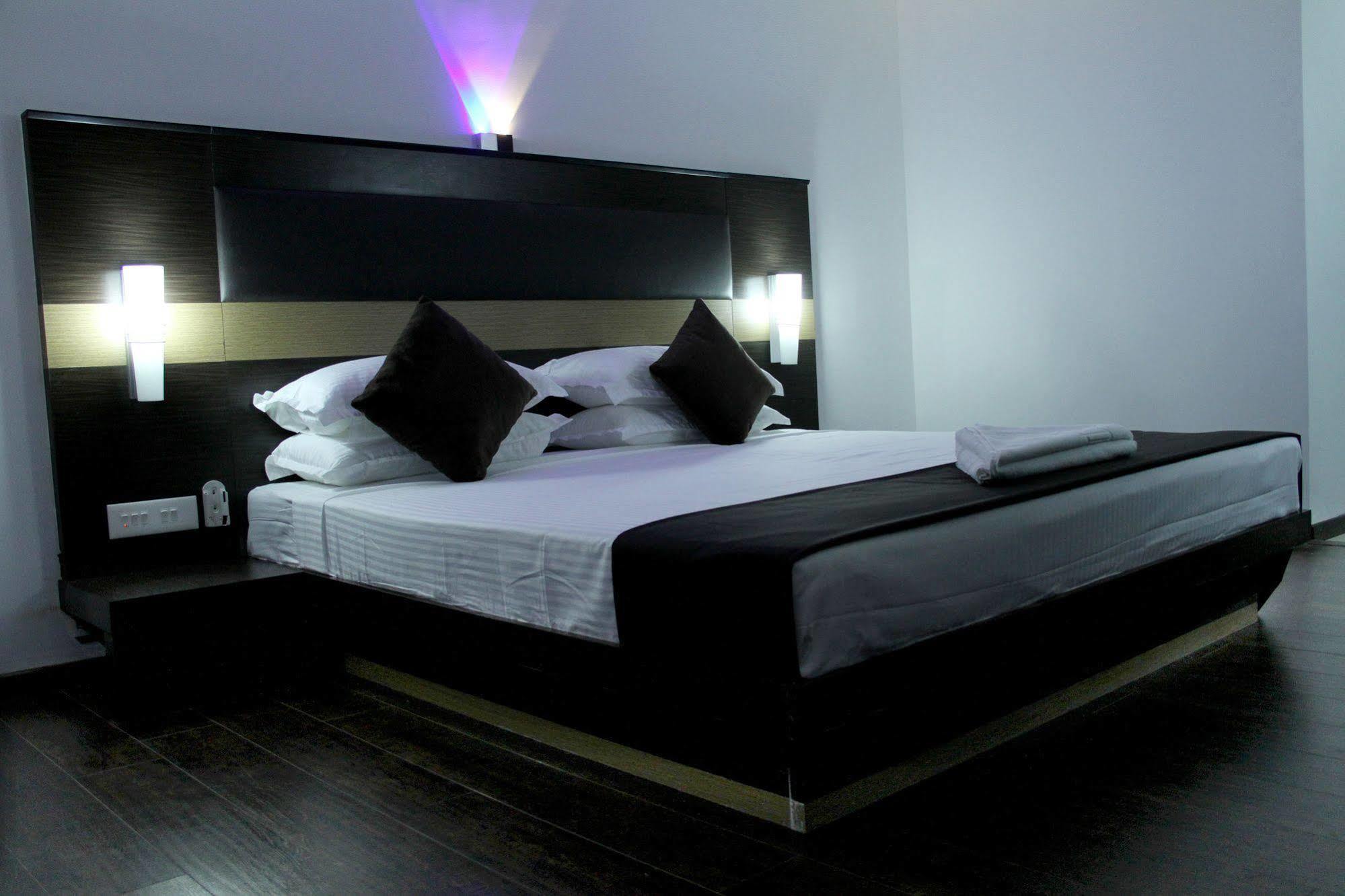 Hotel The Home Tiruppur Bagian luar foto