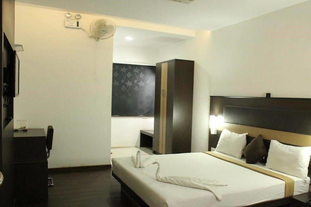 Hotel The Home Tiruppur Bagian luar foto