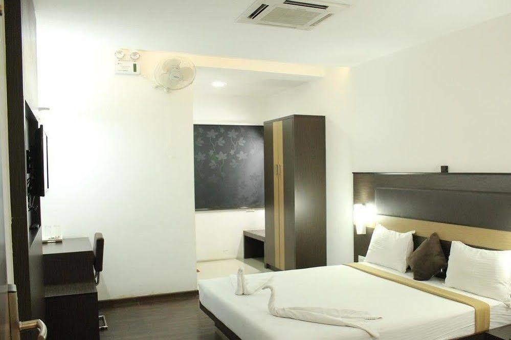 Hotel The Home Tiruppur Bagian luar foto